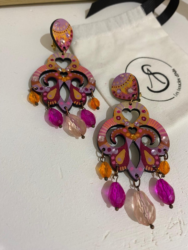 Paire de boucles d’oreilles chandelier peintes à la main, aux couleurs de la tenue.