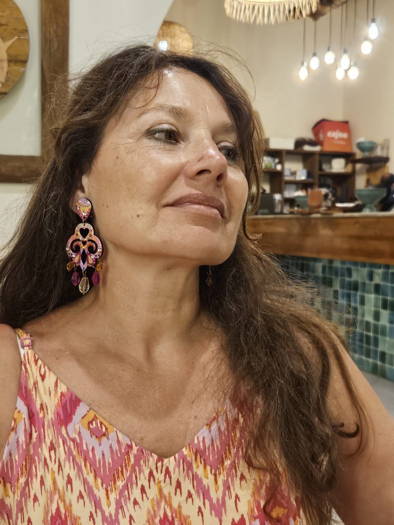 Les boucles sur mesure portées avec la tenue dont elles reprennent les couleurs.