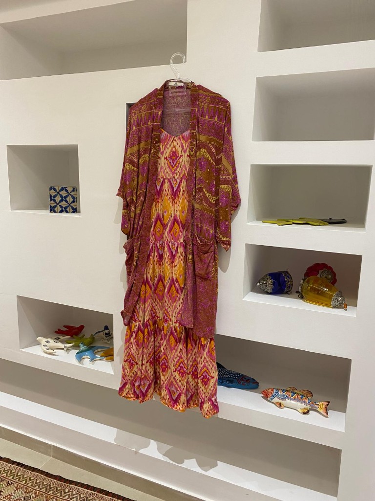 Robe et kimono ikat rose, orange et jaune : la tenue envoyée pour créer les boucles.