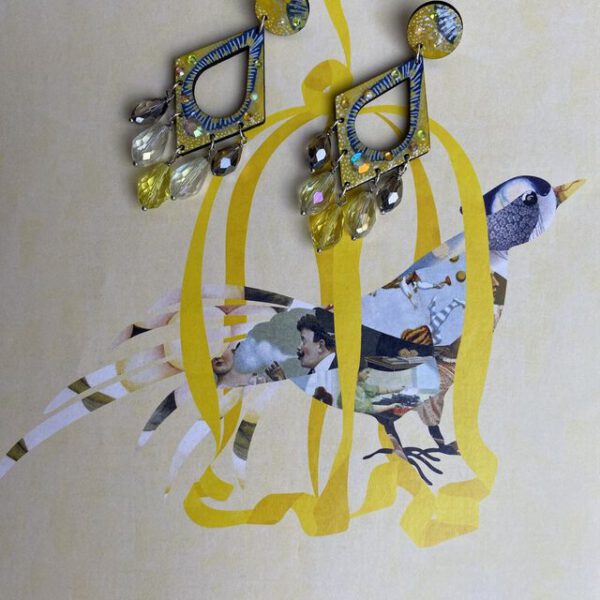 Boucles d'oreilles uniques n°002 en bois recyclé peintes à la main, Jaune, Gris, vue 2