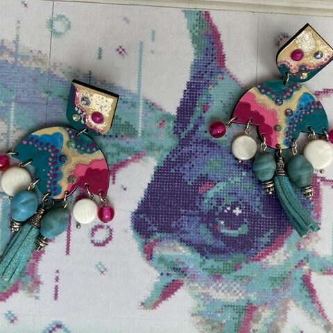 Boucles d'oreilles uniques n°005 en bois recyclé peintes à la main, Rose, Bleu, Blanc / crème