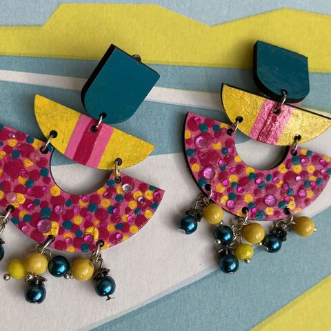 Boucles d'oreilles uniques n°009 en bois recyclé peintes à la main, Rose, Jaune, Vert
