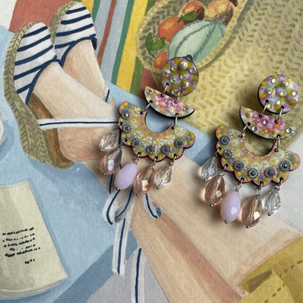 Boucles d'oreilles uniques n°013 en bois recyclé peintes à la main, Rose, Jaune, vue 1
