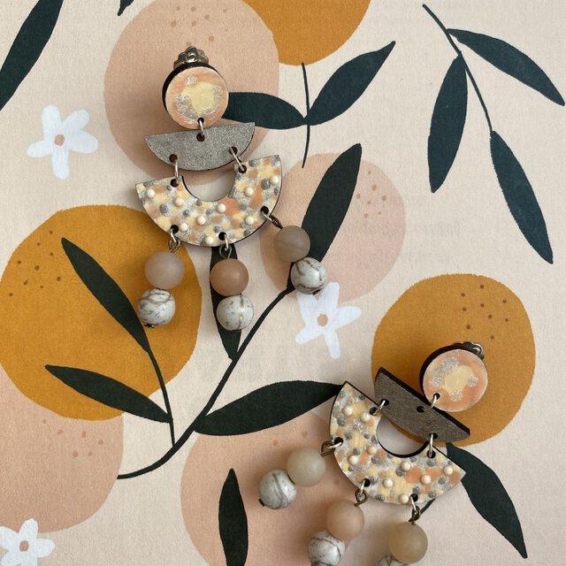 Boucles d'oreilles uniques n°015 en bois recyclé peintes à la main, Beige, Blanc / crème, Argent