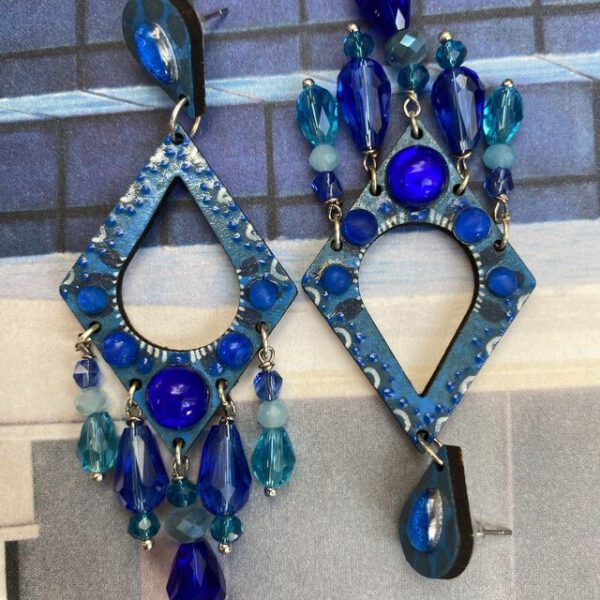 Boucles d'oreilles uniques n°016 en bois recyclé peintes à la main, Bleu, vue 1