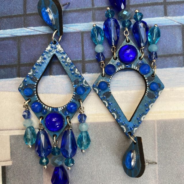 Boucles d'oreilles uniques n°016 en bois recyclé peintes à la main, Bleu