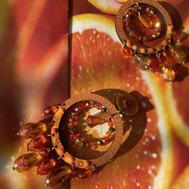Boucles d'oreilles uniques n°020 en bois recyclé peintes à la main, Orange