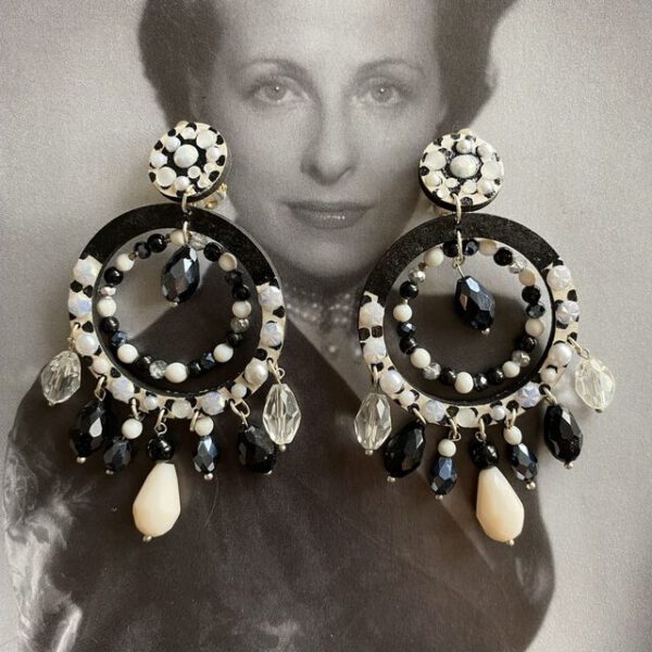 Boucles d'oreilles uniques n°027 en bois recyclé peintes à la main, Noir, Blanc / crème, vue 1