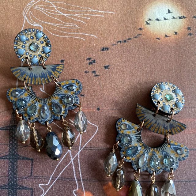 Boucles d'oreilles uniques n°032 en bois recyclé peintes à la main, Marron, Argent, Gris