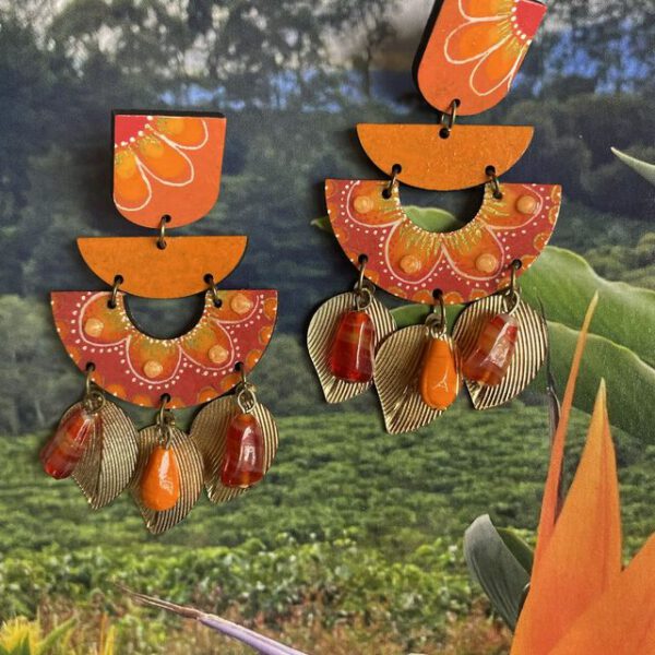 Boucles d'oreilles uniques n°062 en bois recyclé peintes à la main, Orange, vue 1