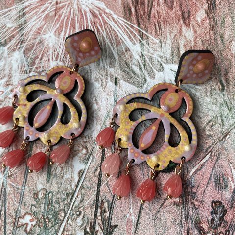 Boucles d'oreilles uniques n°064 en bois recyclé peintes à la main, Rose, Jaune