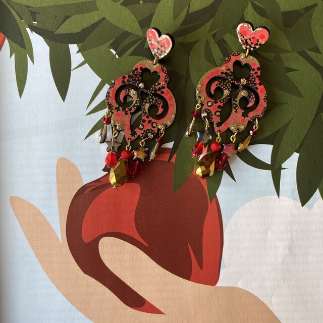 Boucles d'oreilles uniques n°078 en bois recyclé peintes à la main, Rouge, Or, Noir