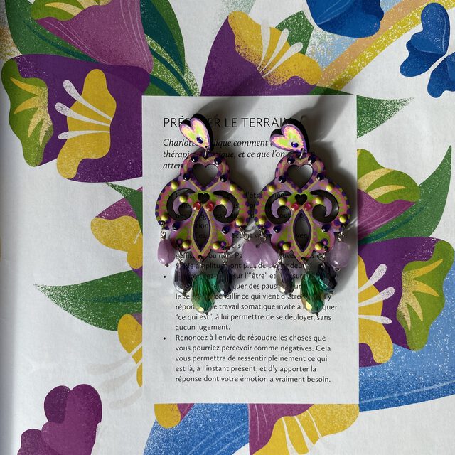 Boucles d'oreilles uniques n°088 en bois recyclé peintes à la main, Vert, Violet