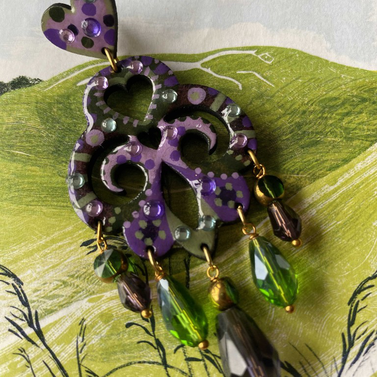 Boucles d'oreilles uniques n°094 en bois recyclé peintes à la main, Vert, Violet