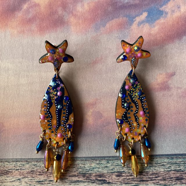 Boucles d'oreilles uniques n°095 en bois recyclé peintes à la main, Orange, Bleu