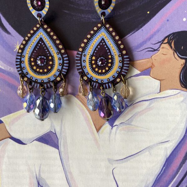 Boucles d'oreilles uniques n°099 en bois recyclé peintes à la main, Violet, Blanc / crème, vue 1