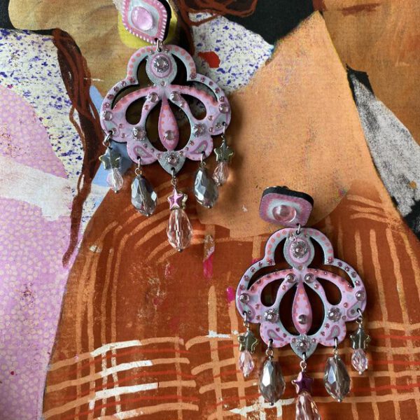 Boucles d'oreilles uniques n°100 en bois recyclé peintes à la main, Rose, Argent, vue 1