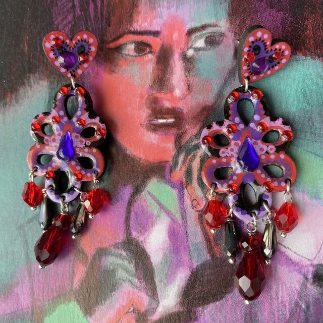 Boucles d'oreilles uniques n°101 en bois recyclé peintes à la main, Rouge, Violet