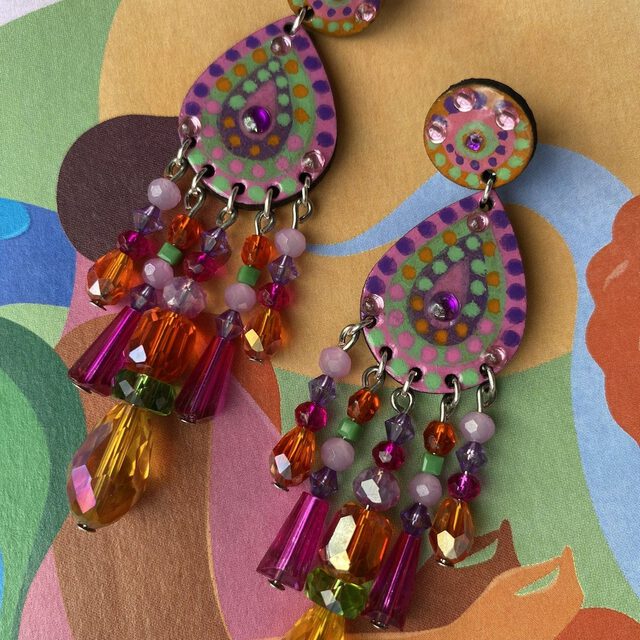 Boucles d'oreilles uniques n°102 en bois recyclé peintes à la main, Rose, Orange, Violet