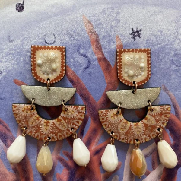Boucles d'oreilles uniques n°105 en bois recyclé peintes à la main, Terracotta, Blanc / crème