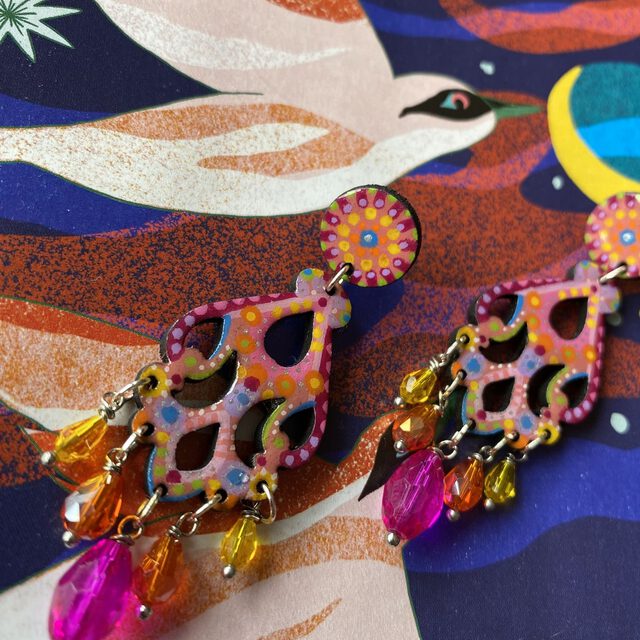Boucles d'oreilles uniques n°107 en bois recyclé peintes à la main, Rose, Orange, Jaune