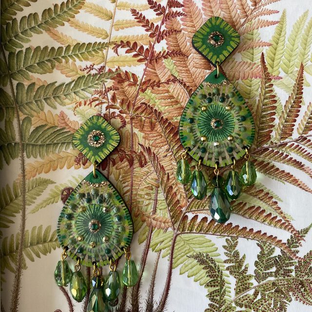 Boucles d'oreilles uniques n°117 en bois recyclé peintes à la main, Vert
