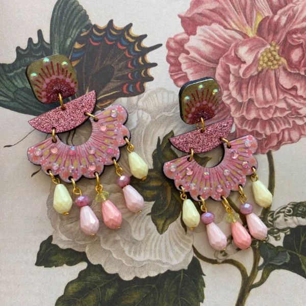 Boucles d'oreilles uniques n°127 en bois recyclé peintes à la main, Rose, Blanc / crème
