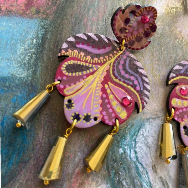Boucles d'oreilles uniques n°125 en bois recyclé peintes à la main, Rose, Or, Violet