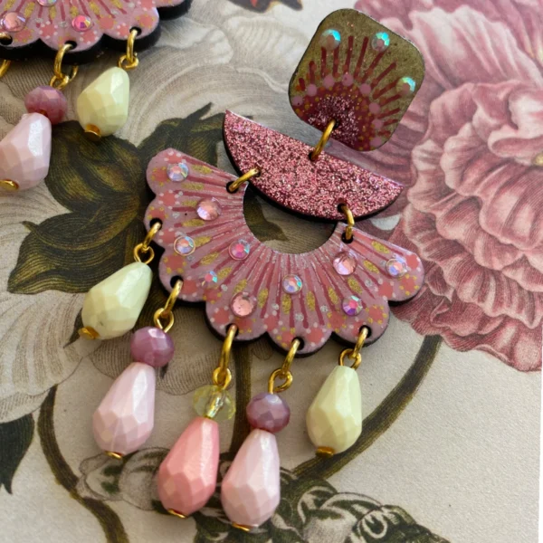 Boucles d'oreilles uniques n°127 en bois recyclé peintes à la main, Rose, Blanc / crème