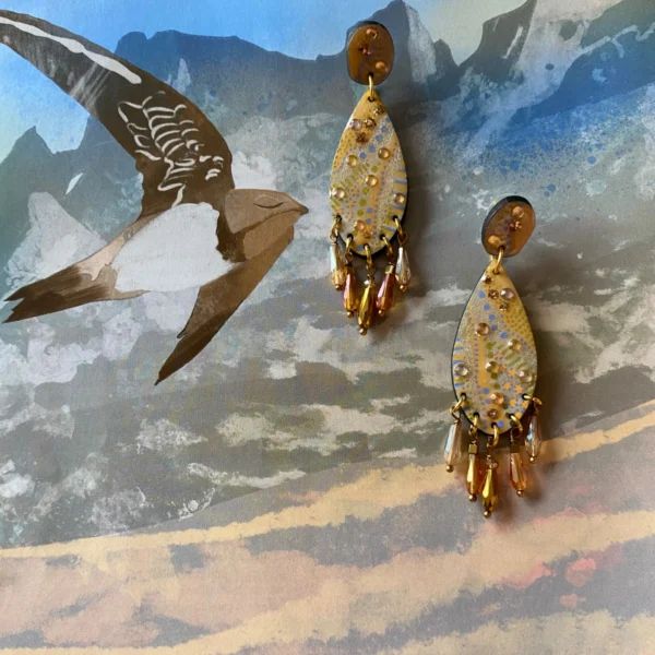 Boucles d'oreilles uniques n°147 en bois recyclé peintes à la main, Beige
