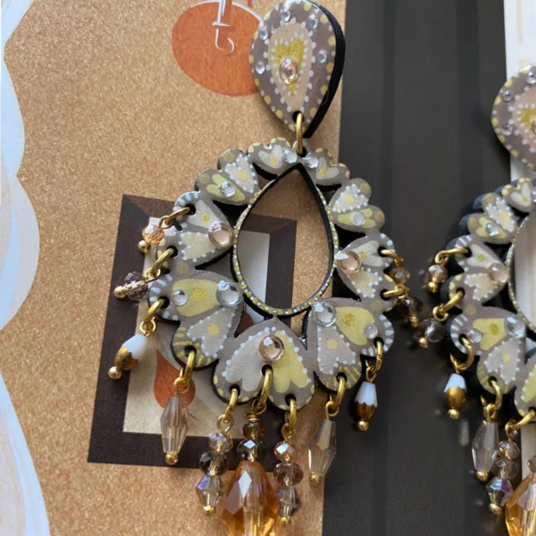 Boucles d'oreilles uniques n°142 en bois recyclé peintes à la main, Beige, Blanc / crème