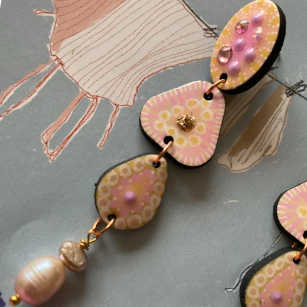 Boucles d'oreilles uniques n°145 en bois recyclé peintes à la main, Rose