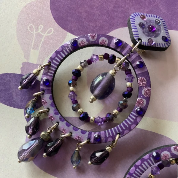 Boucles d'oreilles uniques n°149 en bois recyclé peintes à la main, Violet