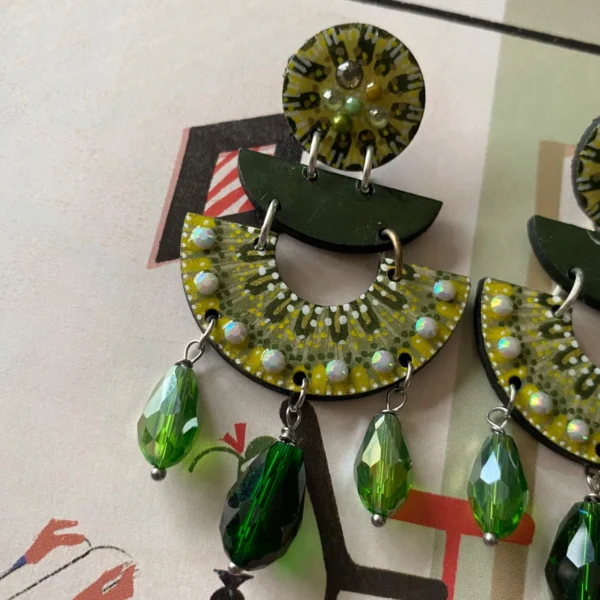 Boucles d'oreilles uniques n°134 en bois recyclé peintes à la main, Vert