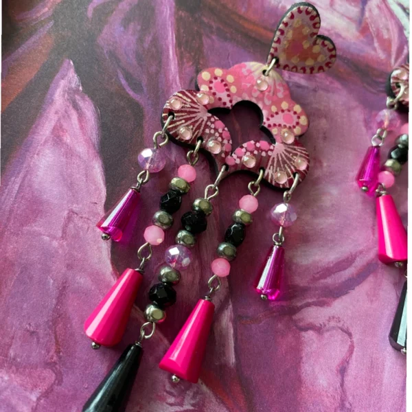 Boucles d'oreilles uniques n°135 en bois recyclé peintes à la main, Rose, Noir