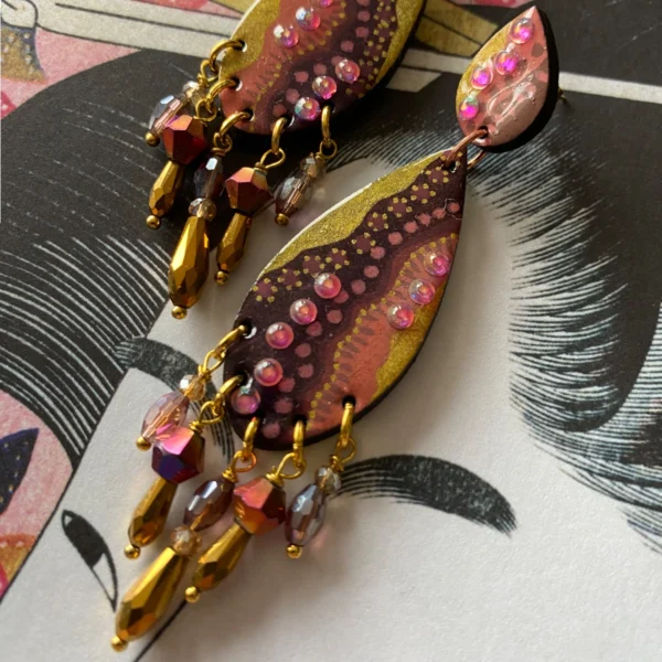 Boucles d'oreilles uniques n°132 en bois recyclé peintes à la main, Rose, Or, Violet